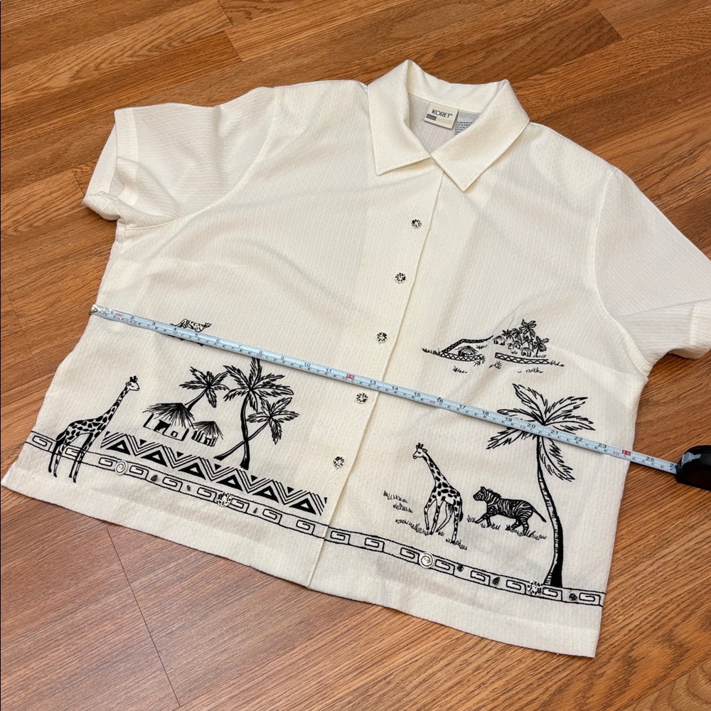 Vintage 1990’s Koret white and black tropical animal button-up top. Size 16W. - Picture 16 of 17